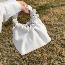 Détail de la poignée plissée du sac nuage blanc en cuir souple de haute qualité