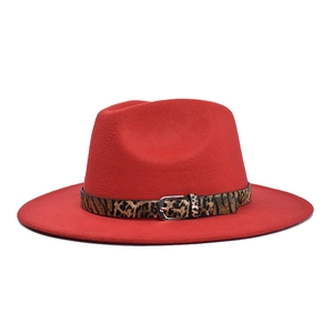Détail du chapeau en feutre de laine rouge avec ceinture léopard et boucle métallique