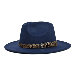 Détail d'un chapeau fedora bleu marine avec ceinture léopard et boucle métallique