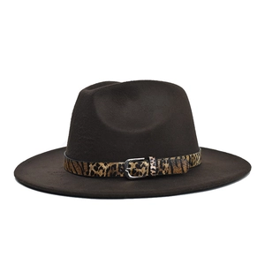 Détail d'un chapeau fedora en laine marron avec ruban léopard et boucle métallique