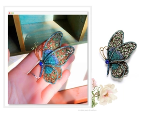 Detailansicht der Schmetterling-Brosche mit Strasssteinen und filigranen blauen Kristallen