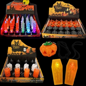 Close-up van Halloween LED-kaarsenset met gloeiende schedels, pompoenen en doodskisten