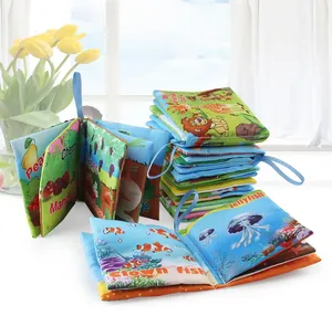 Détail de livres en tissu éducatifs pour bébé avec motifs d'animaux et anneaux de suspension