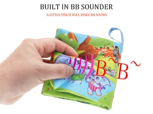 Vue détaillée du livre en tissu pour bébé avec sifflet intégré et motifs d'animaux