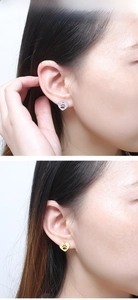 Gros plan sur les boucles d'oreilles cœur évidé avec empreinte de patte argent et or
