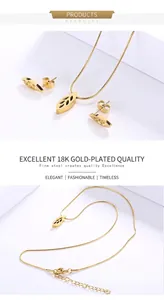 Detail von 18K vergoldetem Edelstahlset mit hohler Halskette und Blatt-Ohrsteckern