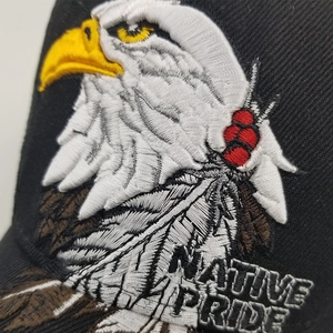 Ricamo dettagliato di una testa di aquila e testo Native Pride su cappello in cotone nero