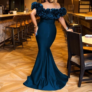 Dunkelblaugrünes schulterfreies Meerjungfrau-Abendkleid mit eleganten Rüschendetails