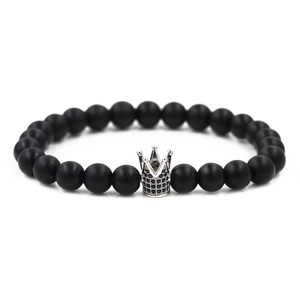 Detailansicht eines 8mm matten schwarzen Steinperlenarmbands mit silberner Krone