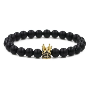 Detailansicht des Armbands aus mattschwarzen Perlen mit goldener Krone und Mikro-Inlay-Steinen
