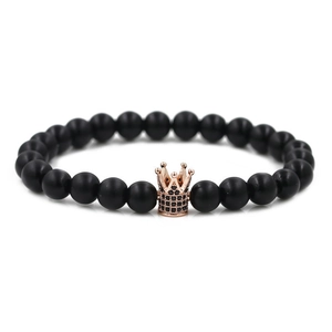 Detail von 8mm matten Onyx-Perlen mit einer roségoldenen Krone auf einem Stretcharmband
