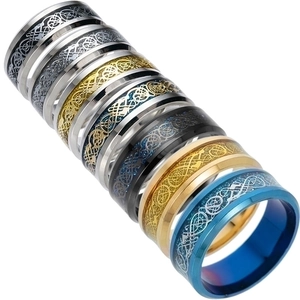 Gruppe von Drachenringen aus Edelstahl in Silber, Schwarz, Gold und Blau mit keltischen Mustern