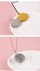 Détail de pendentifs ronds en or et argent avec découpe main de Hamsa sur un plateau