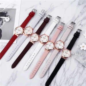 Montres quartz femme avec bracelets en cuir et boîtier or rose sur fond de marbre