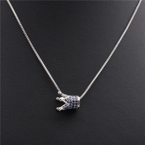Collier couronne en argent orné d'une grande pierre de zircone bleue sur fond texturé