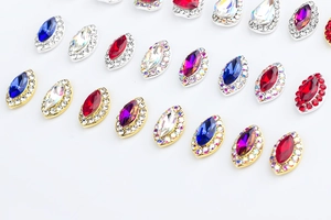Vista plana de dijes de cristal para uñas con diamantes de imitación de colores y bases