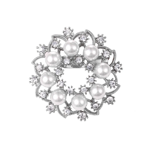 Élégante broche flocon d'argent avec huit perles blanches et strass brillants