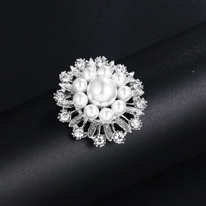 Broche fleur flocon de neige élégante avec perles et strass sur base en alliage argenté
