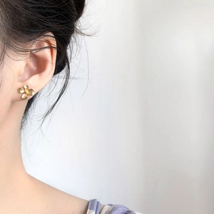 Elegant S925 sterling silver gardenia flower stud earrings with matte gold finish
