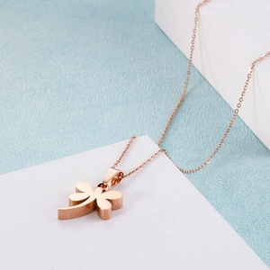 Minimalistische Libellen-Halskette in Roségold aus Edelstahl auf weißem Podest