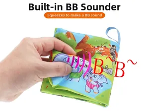 Gros plan détaillé d'un livre en tissu pour bébé avec un sifflet intégré pour l'éveil