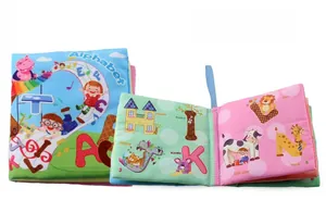 Détail montrant les pages colorées d'un livre d'alphabet en tissu doux pour tout-petits