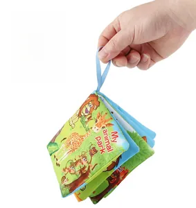 Détail du livre en tissu pour bébé My Animal Park avec motif girafe et poignée souple