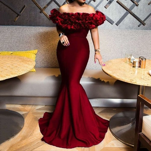 Elegantes burgunderrotes schulterfreies Fischschwanz-Abendkleid mit Blüten-Details