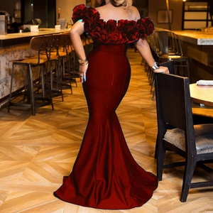 Elegantes schulterfreies Fischschwanz-Abendkleid in Burgund mit Rüschendetails am Ausschnitt