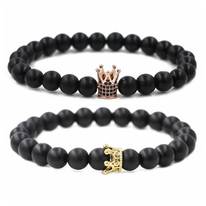 Mattschwarze Perlen-Paararmbänder Set mit roségoldenen und goldenen Metall-Kronenanhängern