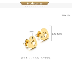Gros plan de boucles d'oreilles cœur patte en acier doré avec zircon et dimensions