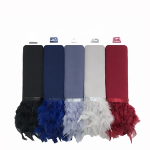 Comparación detallada de bufandas de gasa en negro, marino, azul, gris y rojo con plumas