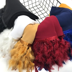 Bufandas de gasa de color sólido con adornos de plumas de varios colores en una cesta