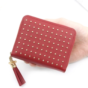 Portafoglio corto da donna in pelle rossa con borchie dorate e nappina alla moda
