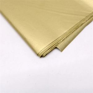 Details von premium goldenem Seidenpapier mit weicher Textur und Glanz für Verpackungen