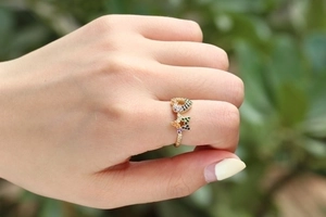 Verstellbarer goldener Ring mit herz- und sternförmigen Anhängern und bunten Zirkonia