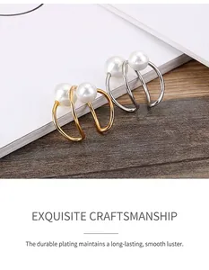 Détail de boucles d'oreilles en U avec perles dorées et argentées sans perçage