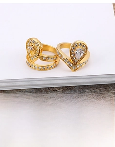 Detailopname van 18k vergulde ringen set met schitterende peervormige zirkonia