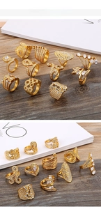 Detail van vintage vergulde ringen met ingelegde zirkoon op een houten achtergrond