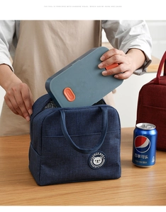 Dettaglio dell'inserimento di un portapranzo in una borsa termica blu navy spessa