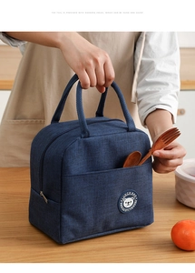 Dettaglio della borsa termica blu navy con doppi manici e pratica tasca frontale esterna