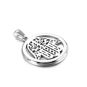 Pendentif circulaire minimaliste en acier inoxydable avec design creux de main de Hamsa sur blanc