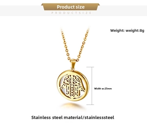 Détail du pendentif rond Main de Fatma 25mm en acier inoxydable doré brillant