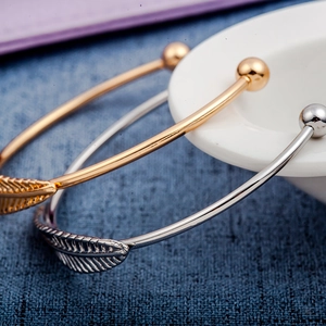 Eleganti bracciali aperti in oro e argento con foglie realistiche e perle di metallo