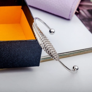 Bracciale rigido a foglia in argento con incisione a piuma in stile boho minimalista