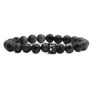 Pulsera de cuentas de piedra gris con corona de circonitas para parejas en fondo blanco