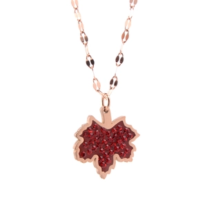 Elegante Halskette in Roségold mit funkelndem rotem Ahornblatt auf weißem Grund