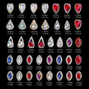 Abalorios de cristal K9 brillantes para uñas en forma de corazón sobre fondo negro