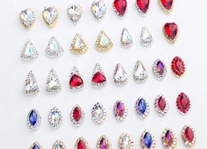 Detalle de diamantes 3D para manicura en formas de corazón y gota de cristal