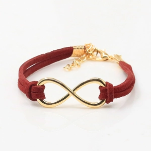 Détail du bracelet infini en daim rouge avec symbole doré et fermoir mousqueton